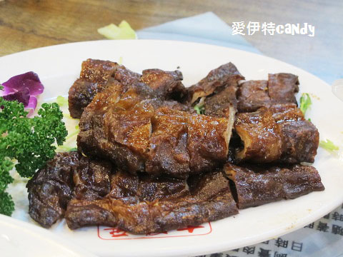 古早厝：『新北深坑_古早厝人文豆腐美食』招牌的閹雞，桌上必有的炸豆腐捲，酥脆的肥腸！