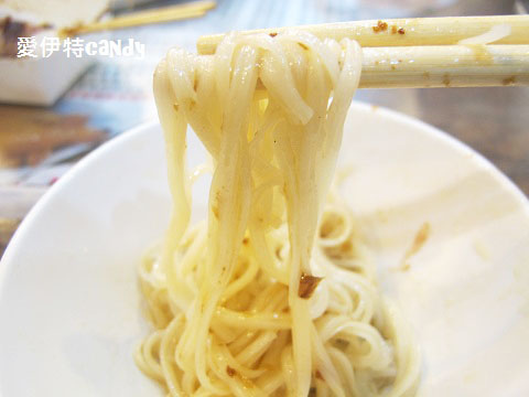 古早厝：『新北深坑_古早厝人文豆腐美食』招牌的閹雞，桌上必有的炸豆腐捲，酥脆的肥腸！