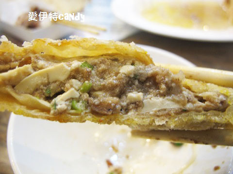 古早厝：『新北深坑_古早厝人文豆腐美食』招牌的閹雞，桌上必有的炸豆腐捲，酥脆的肥腸！