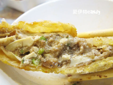 古早厝：『新北深坑_古早厝人文豆腐美食』招牌的閹雞，桌上必有的炸豆腐捲，酥脆的肥腸！