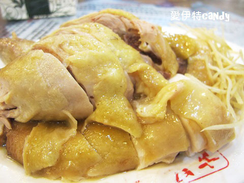 古早厝：『新北深坑_古早厝人文豆腐美食』招牌的閹雞，桌上必有的炸豆腐捲，酥脆的肥腸！