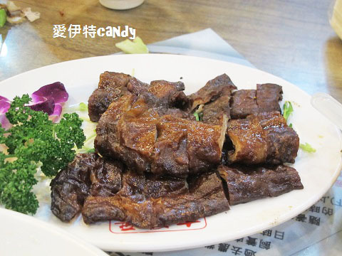 古早厝：『新北深坑_古早厝人文豆腐美食』招牌的閹雞，桌上必有的炸豆腐捲，酥脆的肥腸！