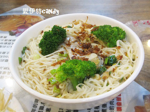 古早厝：『新北深坑_古早厝人文豆腐美食』招牌的閹雞，桌上必有的炸豆腐捲，酥脆的肥腸！