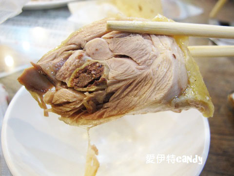 古早厝：『新北深坑_古早厝人文豆腐美食』招牌的閹雞，桌上必有的炸豆腐捲，酥脆的肥腸！