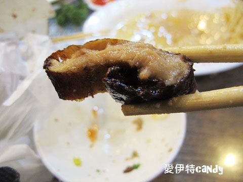 古早厝：『新北深坑_古早厝人文豆腐美食』招牌的閹雞，桌上必有的炸豆腐捲，酥脆的肥腸！