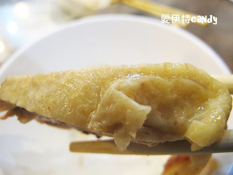 古早厝：『新北深坑_古早厝人文豆腐美食』招牌的閹雞，桌上必有的炸豆腐捲，酥脆的肥腸！