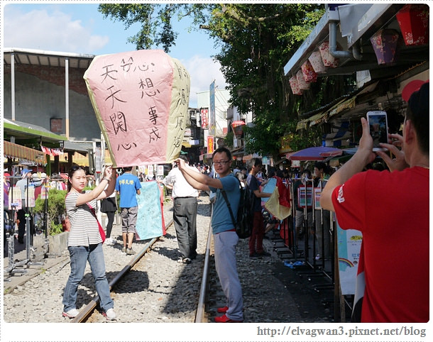 鐵道一日遊-鐵道一日遊-平溪線鐵道之旅-猴硐車站-貓村-貓掌屋-小彩繪村-煤礦博物園區-貓咪鳳梨酥-Hou Tong-黑鼻-平溪天燈節-十分車站-天燈-孔明燈-四色天燈-十分老街-靜安吊橋-十分瀑布-眼鏡洞-榕樹下米粉湯-胡家天燈-元宵節-41-442-1