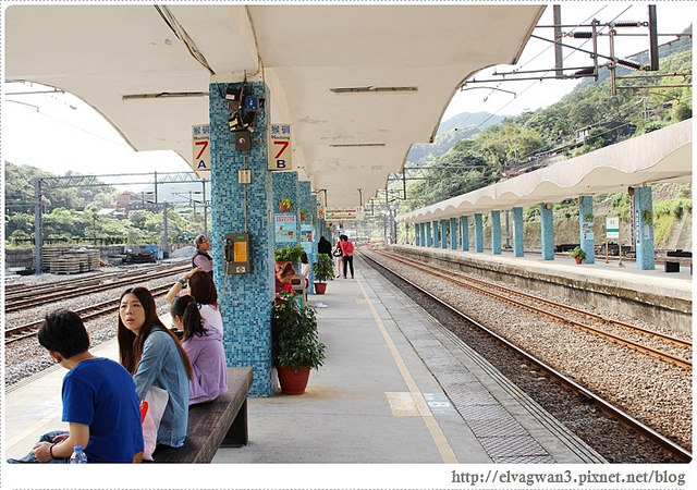 鐵道一日遊-平溪線鐵道之旅-猴硐車站-貓村-貓掌屋-小彩繪村-煤礦博物園區-貓咪鳳梨酥-Hou Tong-黑鼻-平溪天燈節-十分車站-天燈-孔明燈-四色天燈-十分老街-靜安吊橋-十分瀑布-眼鏡洞-榕樹下米粉湯-胡家天燈-元宵節-37-407-1