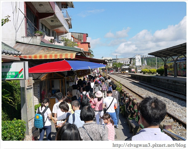 鐵道一日遊-鐵道一日遊-平溪線鐵道之旅-猴硐車站-貓村-貓掌屋-小彩繪村-煤礦博物園區-貓咪鳳梨酥-Hou Tong-黑鼻-平溪天燈節-十分車站-天燈-孔明燈-四色天燈-十分老街-靜安吊橋-十分瀑布-眼鏡洞-榕樹下米粉湯-胡家天燈-元宵節-39-419-1
