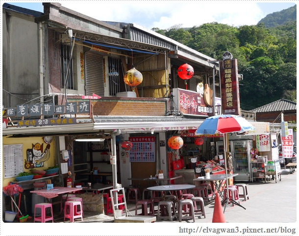 鐵道一日遊-平溪線鐵道之旅-猴硐車站-貓村-貓掌屋-小彩繪村-煤礦博物園區-貓咪鳳梨酥-Hou Tong-黑鼻-平溪天燈節-十分車站-天燈-孔明燈-四色天燈-十分老街-靜安吊橋-十分瀑布-眼鏡洞-榕樹下米粉湯-胡家天燈-元宵節-30-367-1