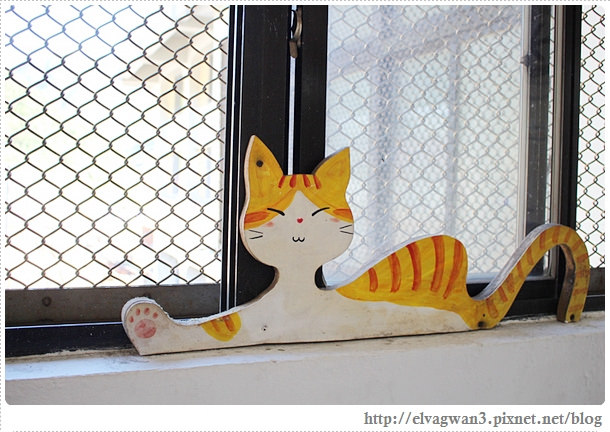 鐵道一日遊-平溪線鐵道之旅-猴硐車站-貓村-貓掌屋-小彩繪村-煤礦博物園區-貓咪鳳梨酥-Hou Tong-黑鼻-平溪天燈節-十分車站-天燈-孔明燈-四色天燈-十分老街-靜安吊橋-十分瀑布-眼鏡洞-榕樹下米粉湯-胡家天燈-元宵節-4-179-1