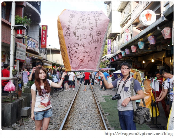 鐵道一日遊-鐵道一日遊-平溪線鐵道之旅-猴硐車站-貓村-貓掌屋-小彩繪村-煤礦博物園區-貓咪鳳梨酥-Hou Tong-黑鼻-平溪天燈節-十分車站-天燈-孔明燈-四色天燈-十分老街-靜安吊橋-十分瀑布-眼鏡洞-榕樹下米粉湯-胡家天燈-元宵節-61-582-1