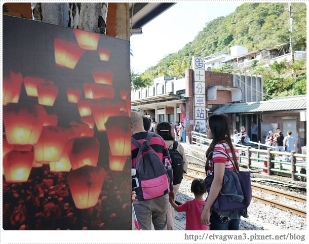 鐵道一日遊-鐵道一日遊-平溪線鐵道之旅-猴硐車站-貓村-貓掌屋-小彩繪村-煤礦博物園區-貓咪鳳梨酥-Hou Tong-黑鼻-平溪天燈節-十分車站-天燈-孔明燈-四色天燈-十分老街-靜安吊橋-十分瀑布-眼鏡洞-榕樹下米粉湯-胡家天燈-元宵節-38-417-1