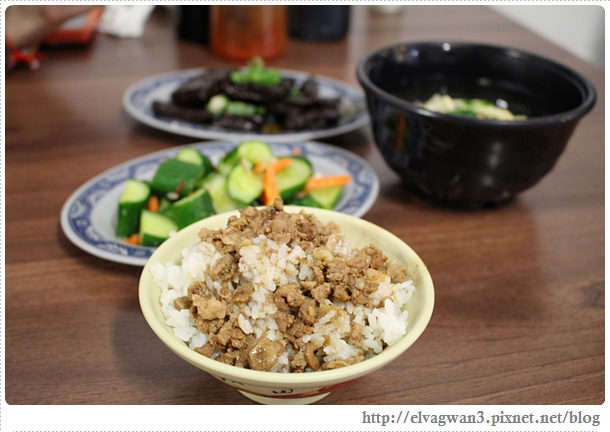 鐵道一日遊-鐵道一日遊-平溪線鐵道之旅-猴硐車站-貓村-貓掌屋-小彩繪村-煤礦博物園區-貓咪鳳梨酥-Hou Tong-黑鼻-平溪天燈節-十分車站-天燈-孔明燈-四色天燈-十分老街-靜安吊橋-十分瀑布-眼鏡洞-榕樹下米粉湯-胡家天燈-元宵節-44-457-1