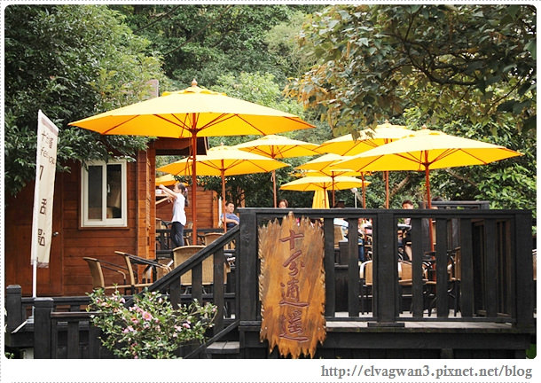 鐵道一日遊-鐵道一日遊-平溪線鐵道之旅-猴硐車站-貓村-貓掌屋-小彩繪村-煤礦博物園區-貓咪鳳梨酥-Hou Tong-黑鼻-平溪天燈節-十分車站-天燈-孔明燈-四色天燈-十分老街-靜安吊橋-十分瀑布-眼鏡洞-榕樹下米粉湯-胡家天燈-元宵節-49-481-1