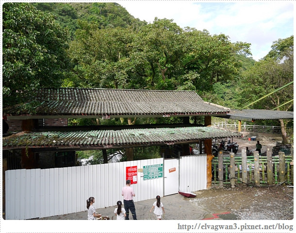 鐵道一日遊-鐵道一日遊-平溪線鐵道之旅-猴硐車站-貓村-貓掌屋-小彩繪村-煤礦博物園區-貓咪鳳梨酥-Hou Tong-黑鼻-平溪天燈節-十分車站-天燈-孔明燈-四色天燈-十分老街-靜安吊橋-十分瀑布-眼鏡洞-榕樹下米粉湯-胡家天燈-元宵節-51-511-1