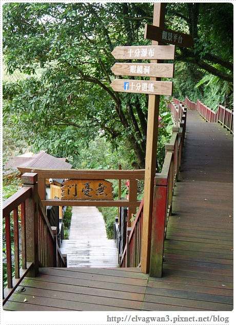 鐵道一日遊-鐵道一日遊-平溪線鐵道之旅-猴硐車站-貓村-貓掌屋-小彩繪村-煤礦博物園區-貓咪鳳梨酥-Hou Tong-黑鼻-平溪天燈節-十分車站-天燈-孔明燈-四色天燈-十分老街-靜安吊橋-十分瀑布-眼鏡洞-榕樹下米粉湯-胡家天燈-元宵節-48-500-1