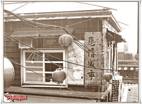 九份老街： ✜ 走走逛逛九份景點小吃輕旅行【下】:郵局前油蔥粿+阿妹茶酒館+九份國小招財貓本舖(金石工坊)+ 九份賴阿婆芋圓+昇平戲院 v(￣︶￣)y