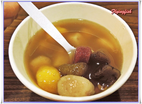 九份老街： ✜ 走走逛逛九份景點小吃輕旅行【下】:郵局前油蔥粿+阿妹茶酒館+九份國小招財貓本舖(金石工坊)+ 九份賴阿婆芋圓+昇平戲院 v(￣︶￣)y