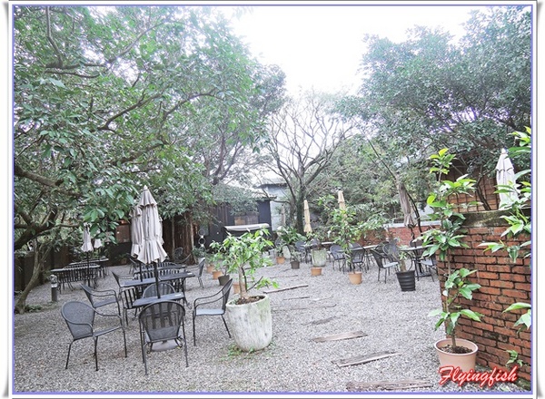 九份老街：  ✜走走逛逛九份景點+小吃輕旅行【上】:黃金博物館園區+金瓜石太子賓館+九份老街<魚丸伯仔/九份紅糟肉圓/金枝紅糟