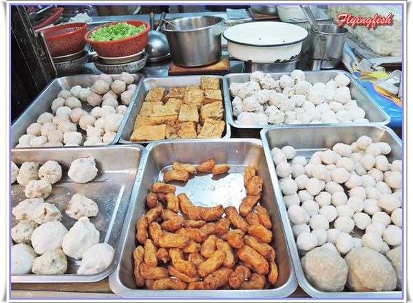 九份老街： ✜ 走走逛逛九份景點小吃輕旅行【下】:郵局前油蔥粿+阿妹茶酒館+九份國小招財貓本舖(金石工坊)+ 九份賴阿婆芋圓+昇平戲院 v(￣︶￣)y