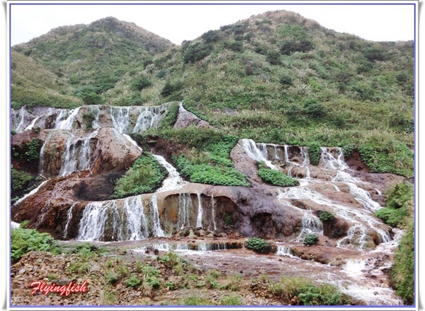 九份老街： ✜ 走走逛逛九份景點小吃輕旅行【下】:郵局前油蔥粿+阿妹茶酒館+九份國小招財貓本舖(金石工坊)+ 九份賴阿婆芋圓+昇平戲院 v(￣︶￣)y