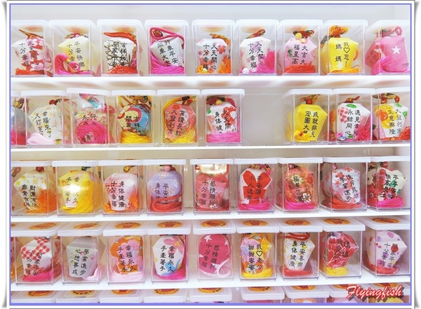 九份老街： ✜ 走走逛逛九份景點小吃輕旅行【下】:郵局前油蔥粿+阿妹茶酒館+九份國小招財貓本舖(金石工坊)+ 九份賴阿婆芋圓+昇平戲院 v(￣︶￣)y