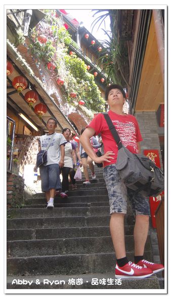 九份老街:【台北景點】九份吃芋圓~美到爆炸的陰陽海.連湯婆婆的湯屋都出現啦!!