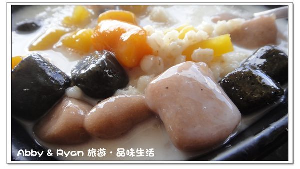 九份老街:【台北景點】九份吃芋圓~美到爆炸的陰陽海.連湯婆婆的湯屋都出現啦!!