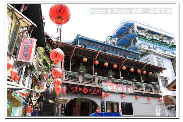 九份老街:【台北景點】九份吃芋圓~美到爆炸的陰陽海.連湯婆婆的湯屋都出現啦!!