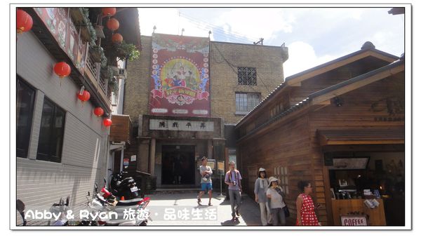 九份老街:【台北景點】九份吃芋圓~美到爆炸的陰陽海.連湯婆婆的湯屋都出現啦!!