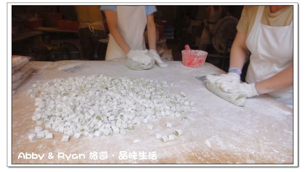 九份老街:【台北景點】九份吃芋圓~美到爆炸的陰陽海.連湯婆婆的湯屋都出現啦!!