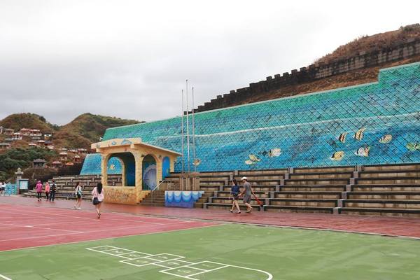 鼻頭國小：【新北市景點】海洋世界為主軸的鼻頭國小，依山傍海山海觀長城步道彩繪，司令台是美人魚的宮殿吶，充滿海洋風的美麗的國小
