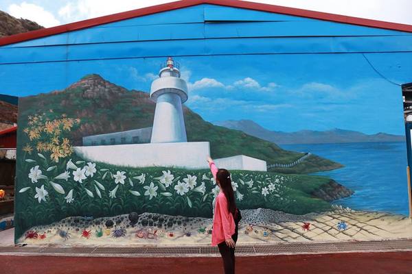 鼻頭國小：【新北市景點】海洋世界為主軸的鼻頭國小，依山傍海山海觀長城步道彩繪，司令台是美人魚的宮殿吶，充滿海洋風的美麗的國小