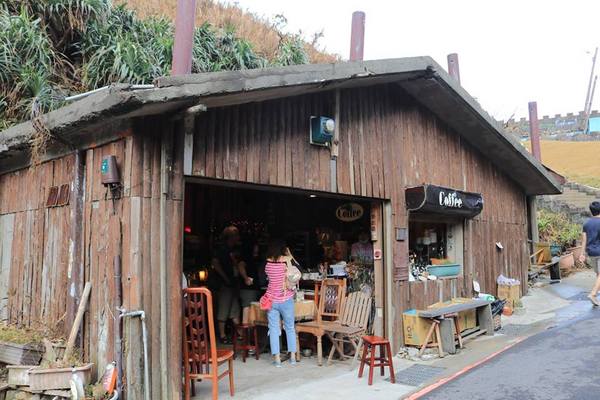 鼻頭國小：【新北市景點】海洋世界為主軸的鼻頭國小，依山傍海山海觀長城步道彩繪，司令台是美人魚的宮殿吶，充滿海洋風的美麗的國小