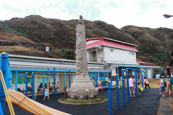 鼻頭國小：【新北市景點】海洋世界為主軸的鼻頭國小，依山傍海山海觀長城步道彩繪，司令台是美人魚的宮殿吶，充滿海洋風的美麗的國小