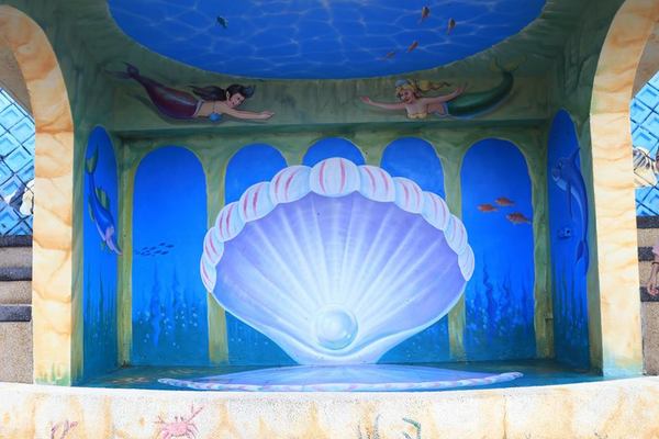 鼻頭國小：【新北市景點】海洋世界為主軸的鼻頭國小，依山傍海山海觀長城步道彩繪，司令台是美人魚的宮殿吶，充滿海洋風的美麗的國小