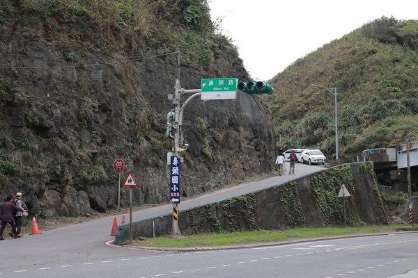 鼻頭國小：【新北市景點】海洋世界為主軸的鼻頭國小，依山傍海山海觀長城步道彩繪，司令台是美人魚的宮殿吶，充滿海洋風的美麗的國小