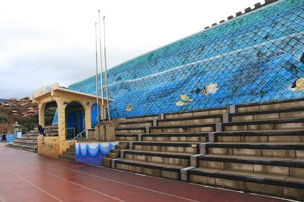 鼻頭國小：【新北市景點】海洋世界為主軸的鼻頭國小，依山傍海山海觀長城步道彩繪，司令台是美人魚的宮殿吶，充滿海洋風的美麗的國小