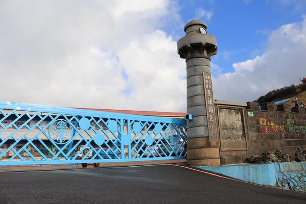 鼻頭國小：【新北市景點】海洋世界為主軸的鼻頭國小，依山傍海山海觀長城步道彩繪，司令台是美人魚的宮殿吶，充滿海洋風的美麗的國小