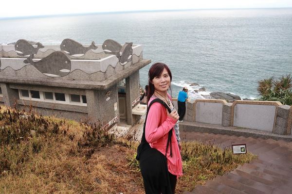 鼻頭國小：【新北市景點】海洋世界為主軸的鼻頭國小，依山傍海山海觀長城步道彩繪，司令台是美人魚的宮殿吶，充滿海洋風的美麗的國小