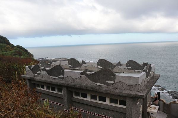 鼻頭國小：【新北市景點】海洋世界為主軸的鼻頭國小，依山傍海山海觀長城步道彩繪，司令台是美人魚的宮殿吶，充滿海洋風的美麗的國小