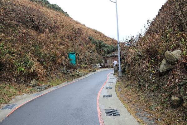 鼻頭國小：【新北市景點】海洋世界為主軸的鼻頭國小，依山傍海山海觀長城步道彩繪，司令台是美人魚的宮殿吶，充滿海洋風的美麗的國小