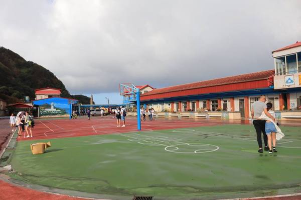 鼻頭國小：【新北市景點】海洋世界為主軸的鼻頭國小，依山傍海山海觀長城步道彩繪，司令台是美人魚的宮殿吶，充滿海洋風的美麗的國小