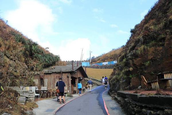 鼻頭國小：【新北市景點】海洋世界為主軸的鼻頭國小，依山傍海山海觀長城步道彩繪，司令台是美人魚的宮殿吶，充滿海洋風的美麗的國小