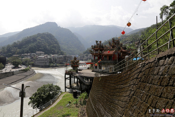 烏來老街：來去烏來住一晚 新北一日遊: 烏來老街 烏來溫泉 烏來吊橋 烏來瀑布 烏來纜車 台九線旅遊 檔車旅行