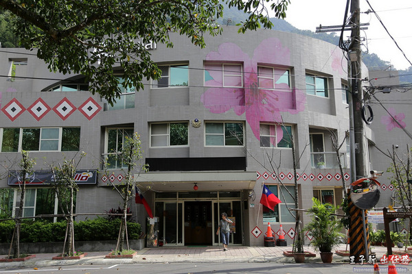 烏來老街：來去烏來住一晚 新北一日遊: 烏來老街 烏來溫泉 烏來吊橋 烏來瀑布 烏來纜車 台九線旅遊 檔車旅行