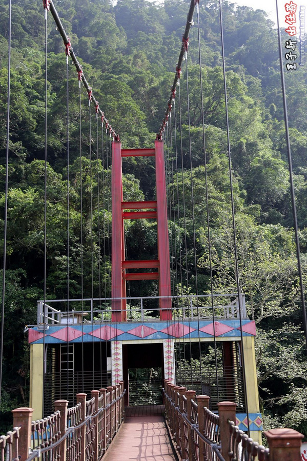 烏來老街：來去烏來住一晚 新北一日遊: 烏來老街 烏來溫泉 烏來吊橋 烏來瀑布 烏來纜車 台九線旅遊 檔車旅行