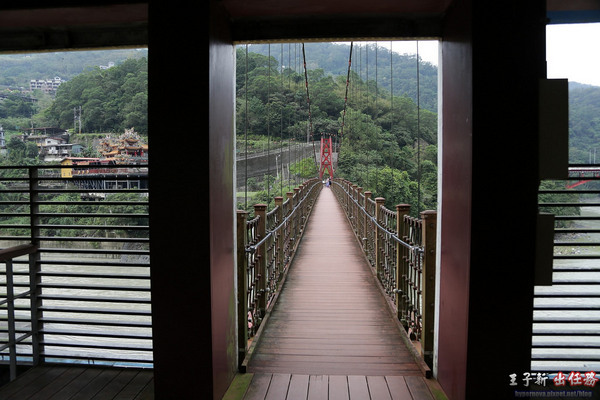 烏來老街：來去烏來住一晚 新北一日遊: 烏來老街 烏來溫泉 烏來吊橋 烏來瀑布 烏來纜車 台九線旅遊 檔車旅行