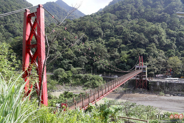 烏來老街：來去烏來住一晚 新北一日遊: 烏來老街 烏來溫泉 烏來吊橋 烏來瀑布 烏來纜車 台九線旅遊 檔車旅行